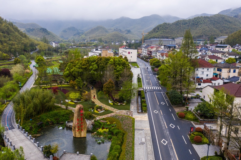 空中俯瞰浙江省安吉县天荒坪镇余村(2020年3月31日摄,无人机照片).
